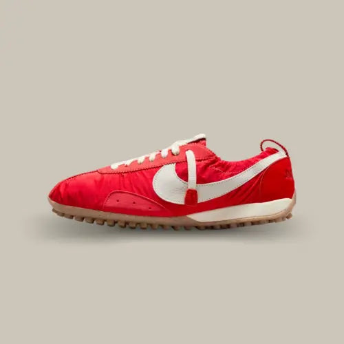Nike Moon Shoe SP Jacquemus University Red vue latérale – sneaker rouge éclatante au design rétro et minimaliste, disponible sur Offsneakz.