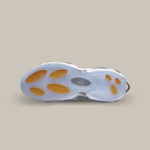 La semelle de la Nike NOCTA Glide Black White translucide avec des tâches oranges.