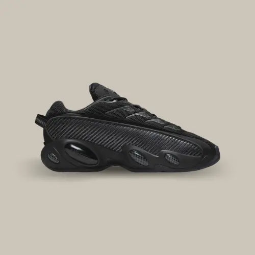 Nike NOCTA Glide Drake Black Iron Grey – sneakers noires futuristes avec détails gris fer et semelle sculptée. Disponible sur Offsneakz.