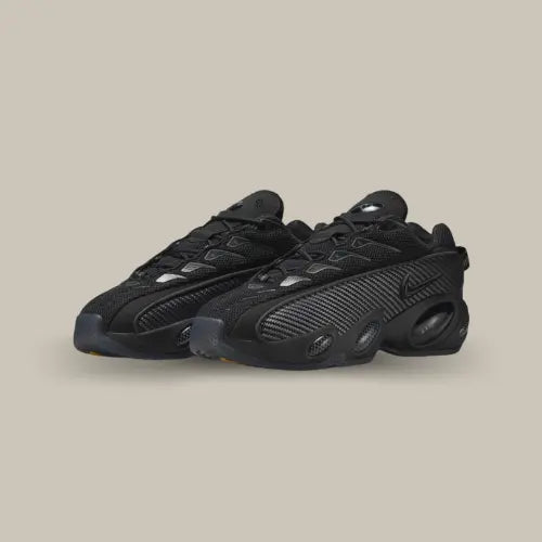 Sneakers Nike NOCTA Glide Drake Black Iron Grey – paire streetwear audacieuse inspirée du basket rétro. Dsiponible sur Offsneakz.