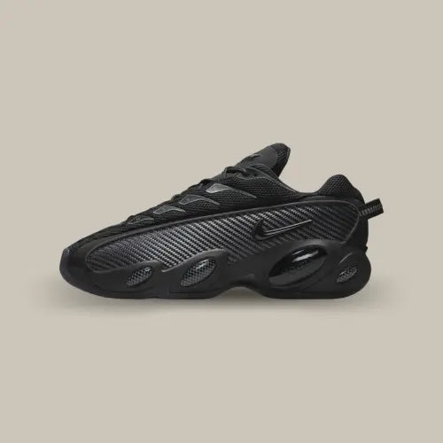 Nike NOCTA Glide Black Iron Grey – profil intérieur signé Drake avec finitions premium et logo Nike discret. Disponible sur Offsneakz.