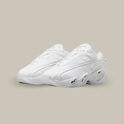 La Nike NOCTA Glide Drake White Chrome possède une base en mesh blanc avec un empiècement ton sur ton prenant tout le long de la chaussure incorporant un mini swoosh qui se fond sur l'empeigne. On retrouve quate "bug eyes" chromé sur l'imposante semelle qui font penser à la Nike Zoom Flight 85.