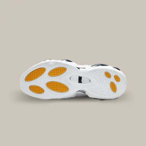 La semelle de la Nike NOCTA Glide Drake White Chrome de couleur blanches avec des tâches oranges.