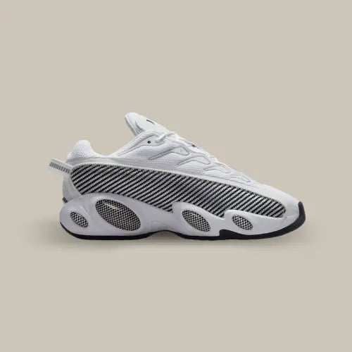 Nike NOCTA Glide White Black – sneakers Drake et Nike en édition exclusive avec empeigne blanche, détails noirs rayés et semelle futuriste disponible sur Offsneakz.