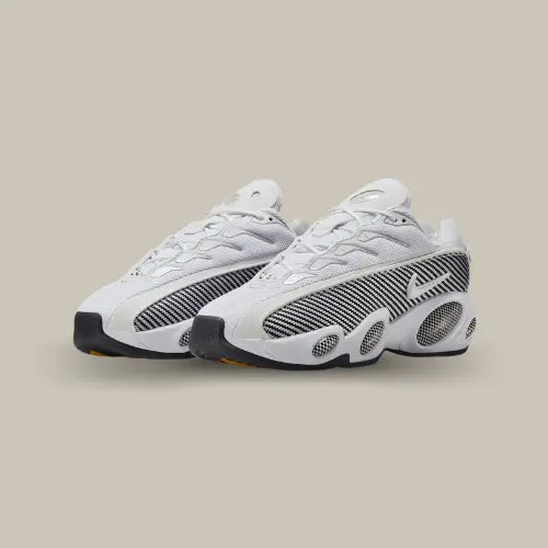 Nike NOCTA Glide White Black vue de trois quarts – sneakers signées Drake avec empeigne blanche et détails noirs contrastés, silhouette futuriste et semelle innovante, disponible sur Offsneakz.