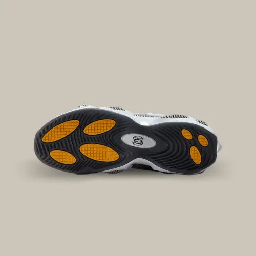 Semelle extérieure de la Nike NOCTA Glide White Black – design innovant avec renforts en caoutchouc noir et détails adhérents orange pour une traction maximale, disponible sur Offsneakz.
