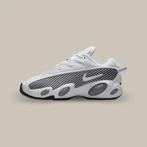 Nike NOCTA Glide White Black – basket signée Drake et Nike, coloris blanc avec détails noirs contrastés et semelle innovante, disponible sur Offsneakz.