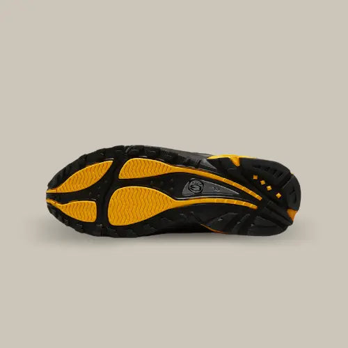 La semelle de la Nike NOCTA Hot Step Air Terra Black University Gold de couleur jaune et noir.