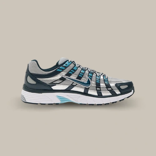 Nike P-6000 Armory Navy en mesh argenté avec empiècements bleu marine et turquoise, vue de profil sur fond beige. Disponible sur Offsneakz.