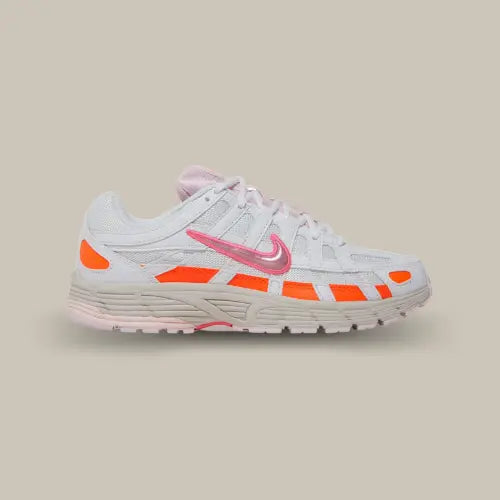 La Nike P-6000 Digital Pink Crimson vue de côté avec sa base en mesh blanc et ses empiècement orange qui contraste avec le swoosh rose.