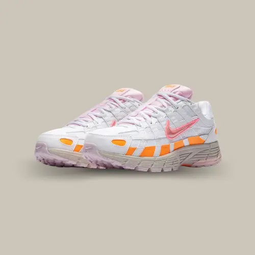 Nike P-6000 Digital Pink Crimson : une explosion de couleurs pour un style unique !&nbsp;Inspirée des runnings des années 2000, la cette Nike P-6000 revisite le rétro avec une touche ultra-moderne. Son mélange de mesh respirant et de superpositions en cuir blanc est dynamisé par des accents vibrants orange et rose, apportant une énergie éclatante à chaque look. Son amorti confortable et sa semelle robuste en font une sneaker idéale pour un usage quotidien, alliant performance et tendance.