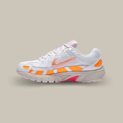 La Nike P-6000 Digital Pink Crimson vue de côté avec sa base en mesh blanc et ses empiècement orange qui contraste avec le swoosh rose.