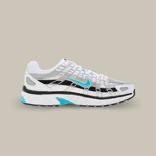 La Nike P-6000 Dusty Cactus vue de côté avec sa base blanche et ses touches de noires. On retrouve aussi  un swoosh bleu turquoise.