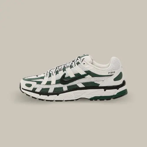 La Nike P-6000 Fir vue de côté avec sa base en mesh blanche avec des superpositions vert et son swoosh noir.