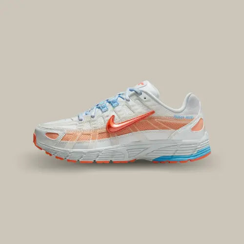 La Nike P-6000 Makeway Party 6000 vue de côté avec son dégradé de couleur allant du blanc au orange vif. On retrouve un swoosh orange qui contraste avec les lacets bleus.