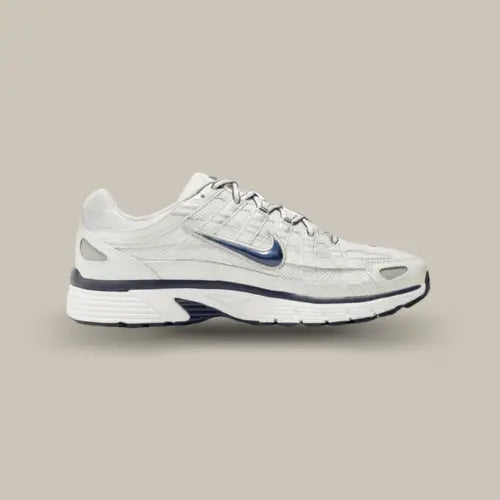 La Nike P-6000 Obsidian Summit White vue de côté avec sa base en mesh blanc et son swoosh bleu osbidien.