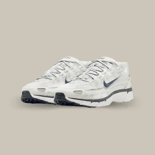 La Nike P-6000 Obsidian Summit White est l’équilibre parfait entre rétro running et look moderne. Avec son coloris épuré blanc et son swoosh bleu obsidien qui apporte une subtile touche de contraste, cette sneaker s’impose comme un must-have pour tous les amateurs de style streetwear. Inspirée des modèles de running des années 2000, la P-6000 se démarque avec ses superpositions en mesh et cuir, garantissant à la fois respirabilité et durabilité.