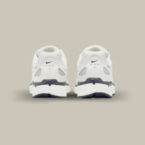 L'arrière de la Nike P-6000 Obsidian Summit White avec sa base blanche et son petit logo nike au niveau du heel tab.