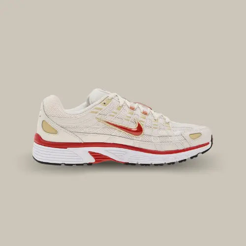 La Nike P-6000 Phantom Dragon Red vue de côté avec son petit swoosh rouge sur la base en mesh blanc.