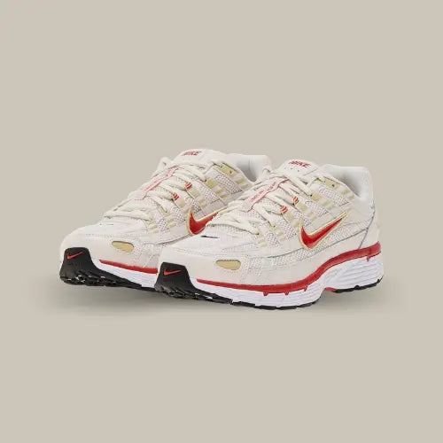 Affichant un design rétro-running inspiré des modèles Pegasus des années 2000, la Nike P-6000 Phantom Dragon Red revisite le look performance avec une touche lifestyle assumée. Cette version se distingue par son mélange audacieux de mesh crème et de superpositions en cuir synthétique beige, rehaussées par un Swoosh rouge dragon métallisé éclatant, synonyme de dynamisme et de caractère. 