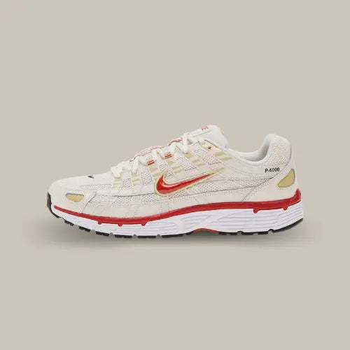 La Nike P-6000 Phantom Dragon Red vue de côté avec son petit swoosh rouge sur la base en mesh blanc.