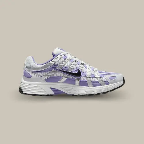 La Nike P-6000 Space Purple vue de côté avec sa base en mesh argenté et ses empiècements violet qui contraste avec le swoosh noir entouré d'un liseré violet.