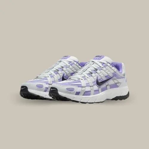 Affirmez votre style avec la Nike P-6000 Space Purple, une sneaker inspirée des runners des années 2000 qui fusionne le design vintage des runnings de chez Nike et des touches futuristes. Son mélange de mesh respirant et de superpositions en cuir synthétique offre un look dynamique, sublimé par un coloris blanc, argenté et violet spatial ultra-tendance. Son amorti en mousse garantit un confort optimal au quotidien, tandis que sa semelle extérieure en caoutchouc assure une adhérence parfaite