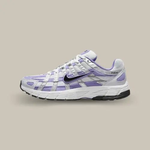 La Nike P-6000 Space Purple vue de côté avec sa base en mesh argenté et ses empiècements violet qui contraste avec le swoosh noir entouré d'un liseré violet.