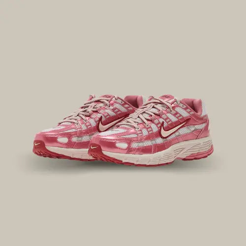 Paire de Nike P-6000 White Silt Red Peony vue de trois quarts - Offsneakz