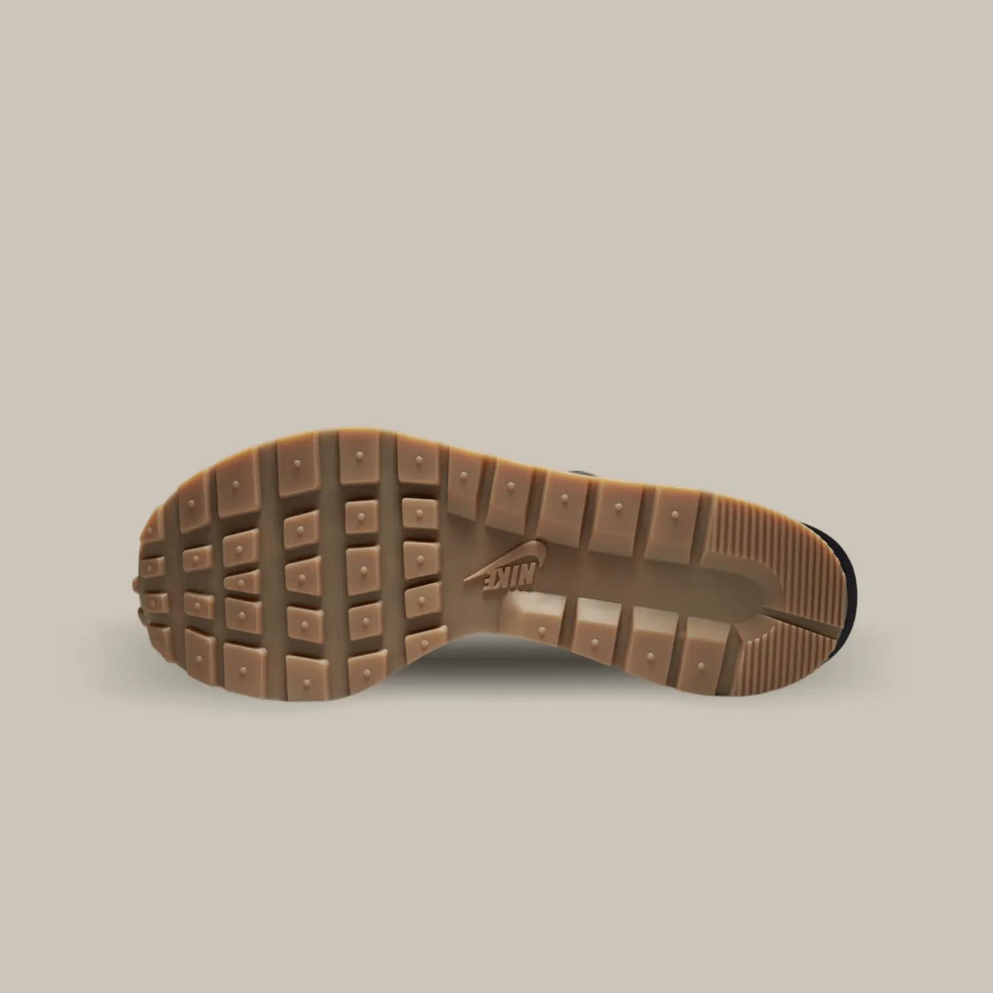 La semelle de la Nike Vaporwaffle Sacai Black Gum de couleur marron.