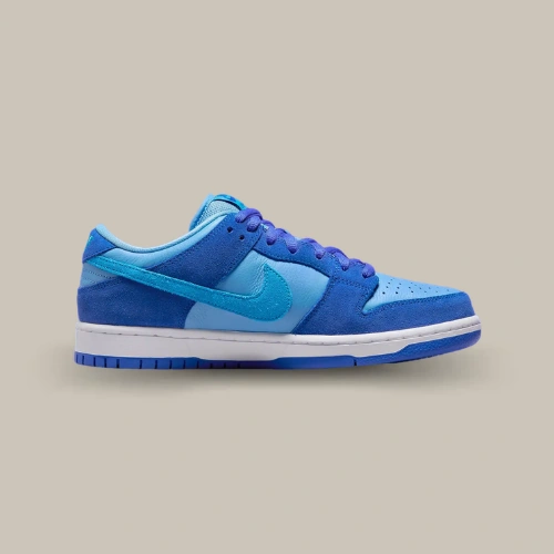 Nike SB Dunk Low Blue Raspberry bleue en cuir et suède avec Swoosh turquoise, vue de profil – disponible sur OFFSNEAKZ.