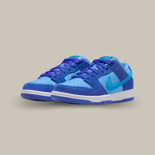 Paire de Nike SB Dunk Low Blue Raspberry du Fruity Pack avec lacets bleu-violet et semelle blanche, vue de trois quarts – disponible sur OFFSNEAKZ.