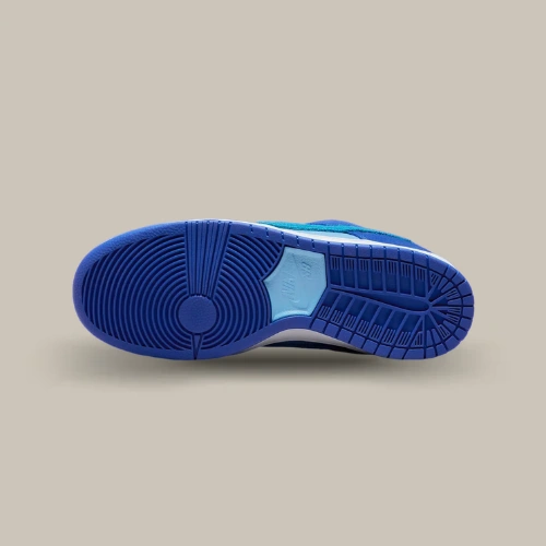 Semelle extérieure bleue de la Nike SB Dunk Low Blue Raspberry DM0807-400 avec insert Nike SB bleu clair, vue de dessous – OFFSNEAKZ.
