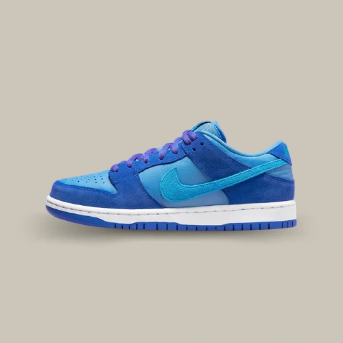 Nike SB Dunk Low Blue Raspberry Racer Blue et Laser Blue avec Swoosh University Blue, vue latérale – OFFSNEAKZ.