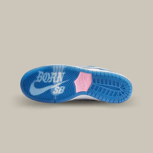 La semelle de la Nike SB Dunk Low Born x Raised One Block At A Time de couleur bleu et le centre rose. On retrouvve les inscriptions Born SB sur le devant de la semelle.