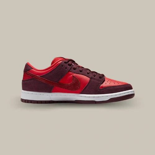 Nike SB Dunk Low Cherry DM0807-600 rouge Team Red et Burgundy Crush avec semelle intermédiaire blanche, vue latérale – OFFSNEAKZ.