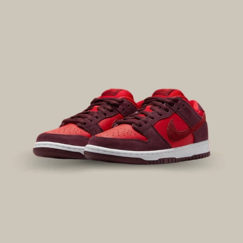 Paire de Nike SB Dunk Low Cherry rouge et bordeaux du Fruity Pack, vue de trois quarts – disponible sur OFFSNEAKZ.