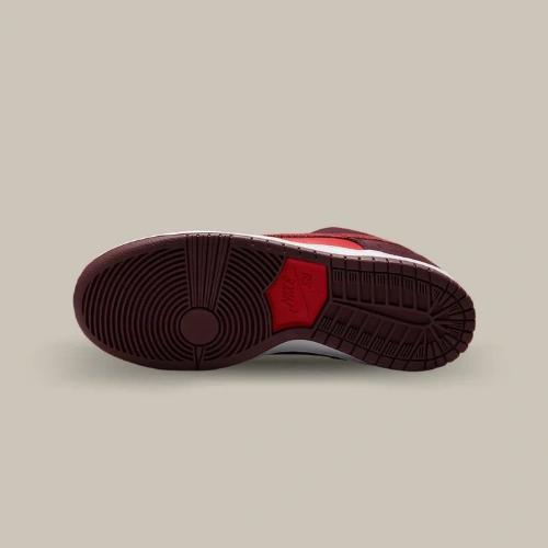 Semelle extérieure bordeaux de la Nike SB Dunk Low Cherry avec insert Nike SB rouge, vue de dessous – OFFSNEAKZ.