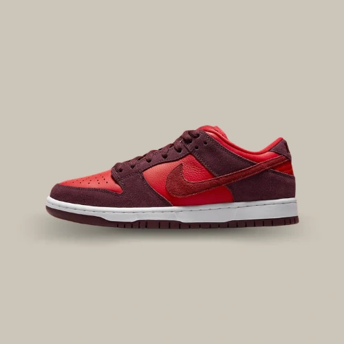 Nike SB Dunk Low Cherry rouge et bordeaux en cuir et suède avec Swoosh rouge foncé, vue de profil – disponible sur OFFSNEAKZ.