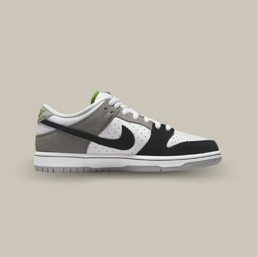 Nike SB Dunk Low Chlorophyll blanche avec Swoosh noir et empiècements en suède gris, vue latérale – disponible sur OFFSNEAKZ.