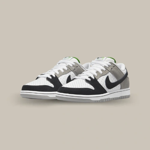 Paire de Nike SB Dunk Low Chlorophyll BQ6817-011 en cuir blanc et suède noir et gris, vue de trois quarts – OFFSNEAKZ.