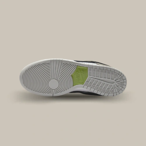 Semelle extérieure grise de la Nike SB Dunk Low Chlorophyll avec insert vert Chlorophyll, vue de dessous – OFFSNEAKZ.