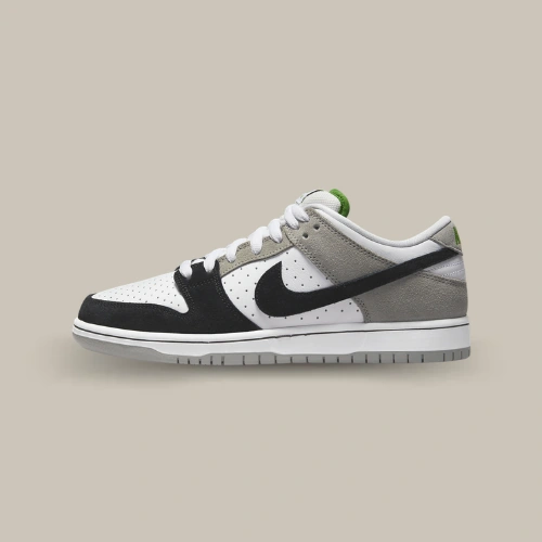 Nike SB Dunk Low Chlorophyll blanche, noire et grise avec détails vert Chlorophyll, vue de profil – disponible sur OFFSNEAKZ.