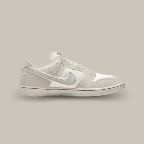 La Nike SB Dunk Low City Of Love Light Bone vue de côté avec son coloris blanc cassé.