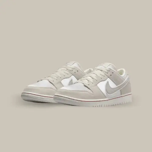 La Nike SB Dunk Low City Of Love Light Bone possède une base en cuir blanc cassé avec des superpositions en suède écru et le swoosh en cuir beige. On retrouve une doublure blanc satinée et une semelle intermédiaire blanche avec une ligne rouge tout le long qui vient le coloris blanc de cette magnifique paire de Dunk.