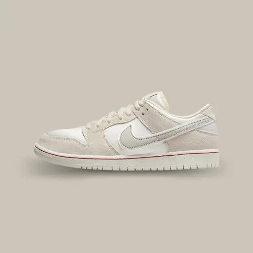 La Nike SB Dunk Low City Of Love Light Bone vue de côté avec son coloris blanc cassé.