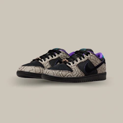 Paire de Nike SB Dunk Low Dashawn Jordan Copperhead noire à motif serpent, vue de trois quarts – disponible sur OFFSNEAKZ.