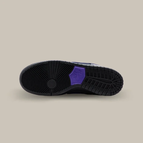 Semelle extérieure noire de la Nike SB Dunk Low x Dashawn Jordan Copperhead avec détail violet – disponible sur OFFSNEAKZ.