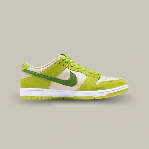 Nike SB Dunk Low Green Apple verte et blanc cassé en cuir et suède avec Swoosh vert foncé, vue de profil – OFFSNEAKZ.