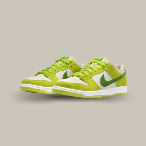 Paire de Nike SB Dunk Low Green Apple du Fruity Pack en cuir blanc cassé et suède vert, vue de trois quarts – OFFSNEAKZ.